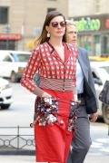 Anne Hathaway wearing Bottega Veneta (ph by Felipe Ramales / Splash News)