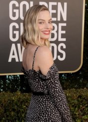 Margot Robbie CHANEL Ambassador and Australian actress and producer, who presented the movie “Promising Young Woman” nominated for Best Movie, wore a long black and white printed crepe de chine dress with sleeves, look 3, from the Spring-Summer 2021 Ready-to-Wear collection. CHANEL belt, bag and shoes. CHANEL Fine Jewelry : “Étoile Filante” earrings and “Ruban” ring in 18K white gold and diamonds. CHANEL Makeup. Photo © Getty Images/Todd Williamson